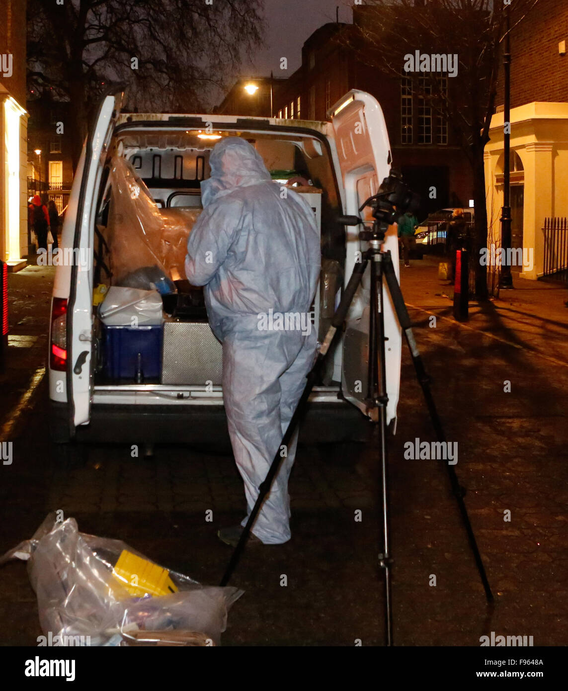 Londra, Regno Unito. Xiv Dic, 2015. Uomo accoltellato in street fight sulla esclusiva iarde quadrate da UCL campus Argyle Square Londra lunedì 14 dicembre 2015 GV che mostra la scena del crimine i funzionari al lavoro dopo un uomo è in ospedale con ferite stab. È scoppiata una rissa in un esclusivo quartiere di Bloomsbury square. La polizia ha detto che sono stati chiamati a rapporti di uomini contro in Argyle Square a circa ore 13.45 il lunedì. London Ambulance Service inviava Air Ambulance i medici per curare l'uomo ferito, la cui età e condizione potrebbe non essere immediatamente confermato. Credito: uknip/Alamy Live News Foto Stock