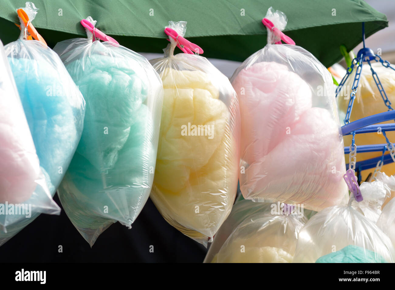 Bustine di zucchero filato colorato in stallo durante il Food festival Foto  stock - Alamy