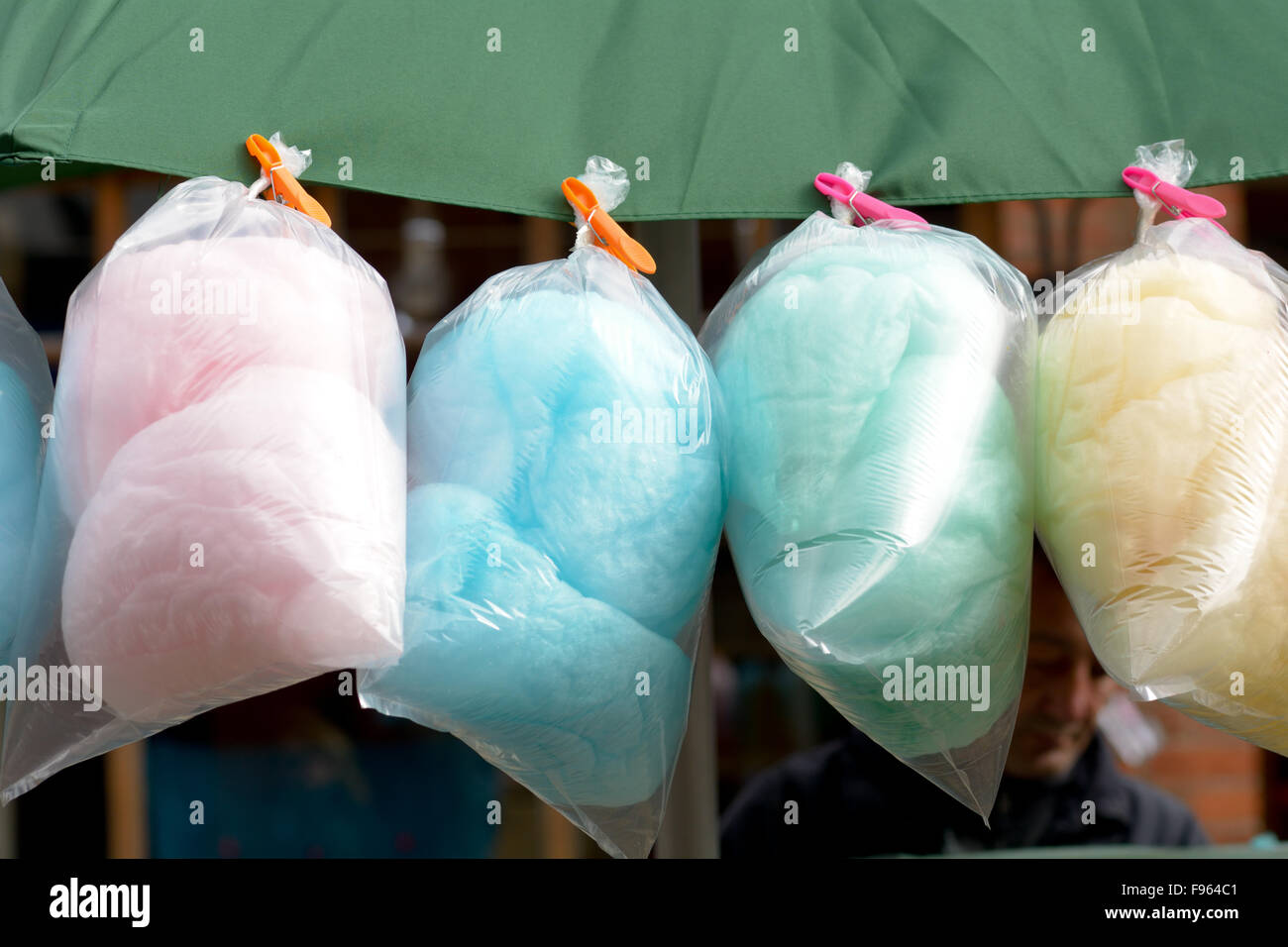 Bustine di zucchero filato colorato in stallo durante il Food festival Foto  stock - Alamy