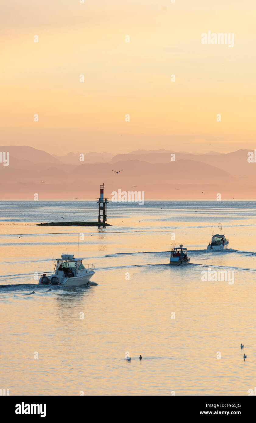Pesca sportiva barche di testa fuori all'alba per una giornata sull'acqua, la voce al di fuori della baia di Hardy. Foto Stock