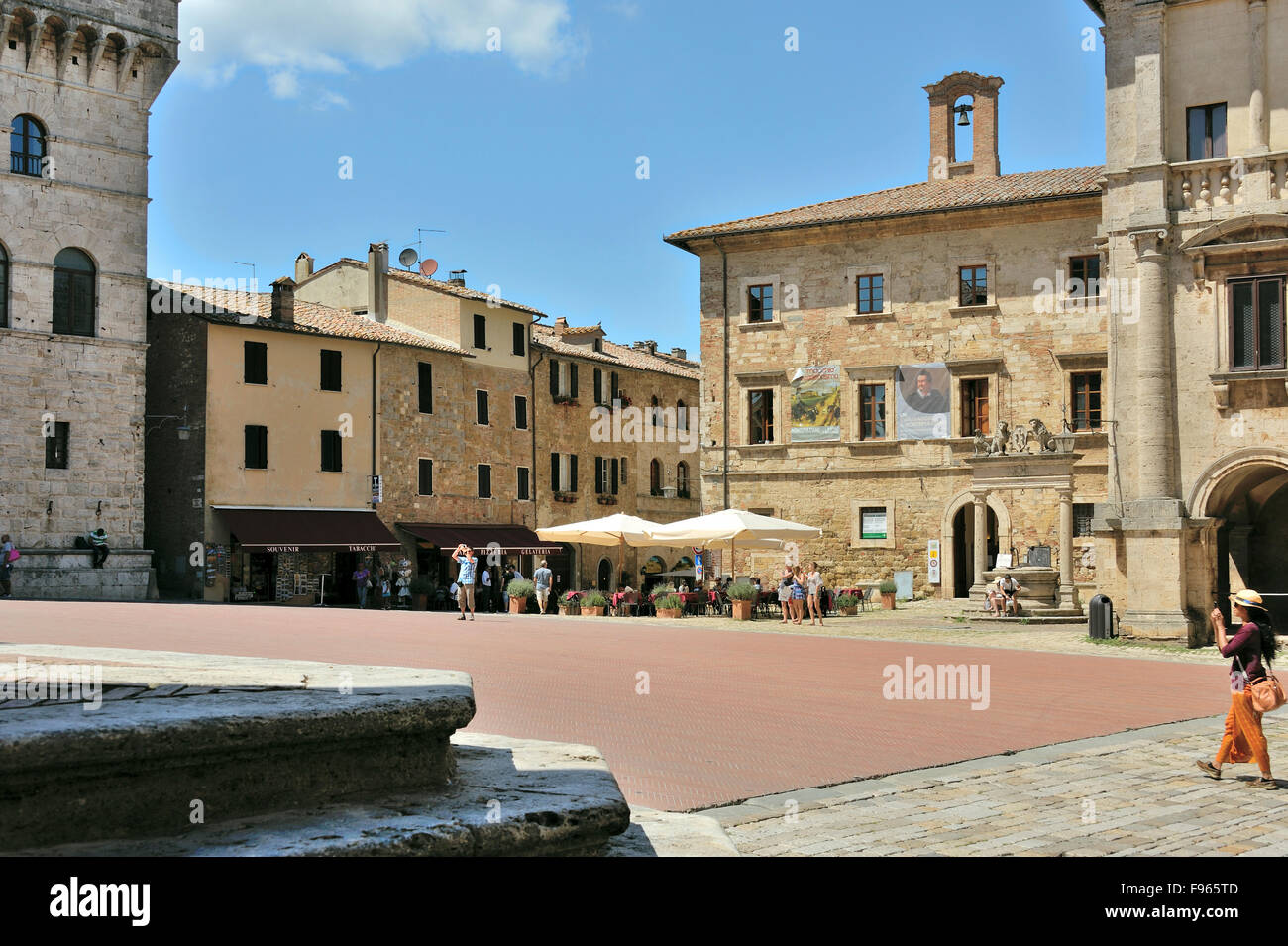 Luogo principale Piazza Grande nella città di Montepulciano con edifici di stile rinascimentale, Toscana, Italia Foto Stock