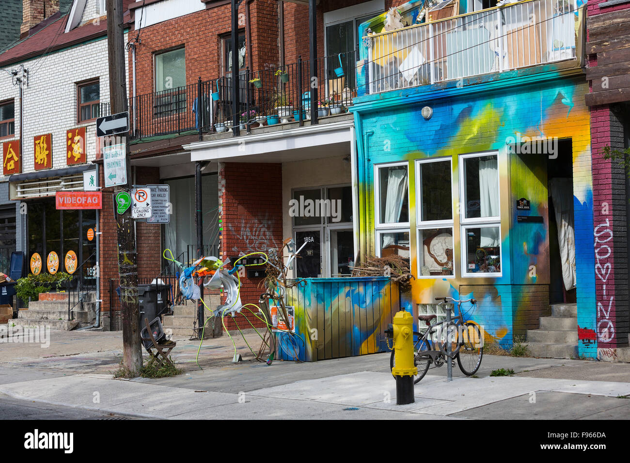 In stile vittoriano convertito case di colorati negozi funky, Kensington market, Toronto, Ontario, Canada Foto Stock