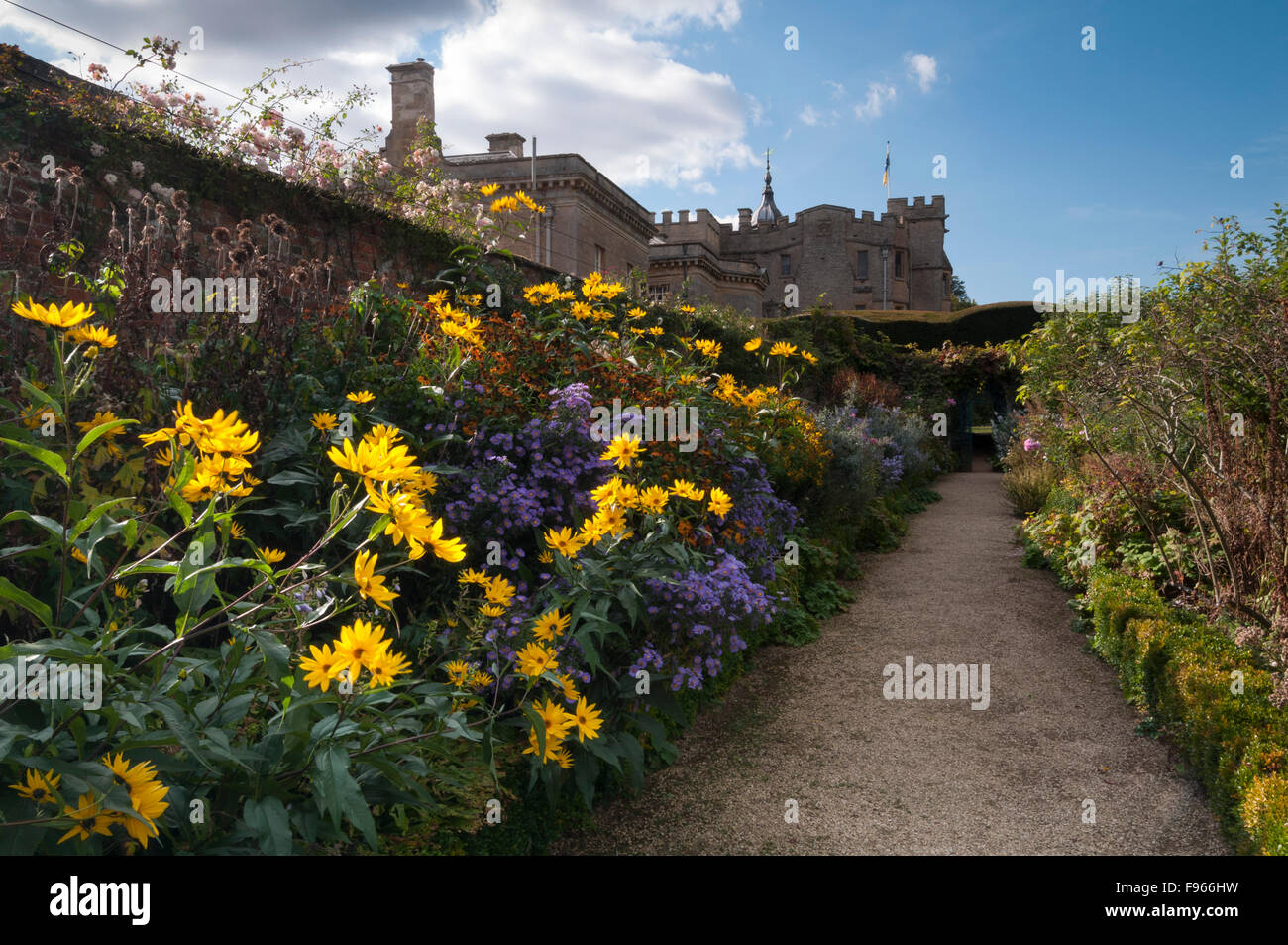 Un colorato erbacee fioritura di confine nei primi di ottobre entro il giardino murato di Rousham House in Oxfordshire, Inghilterra Foto Stock