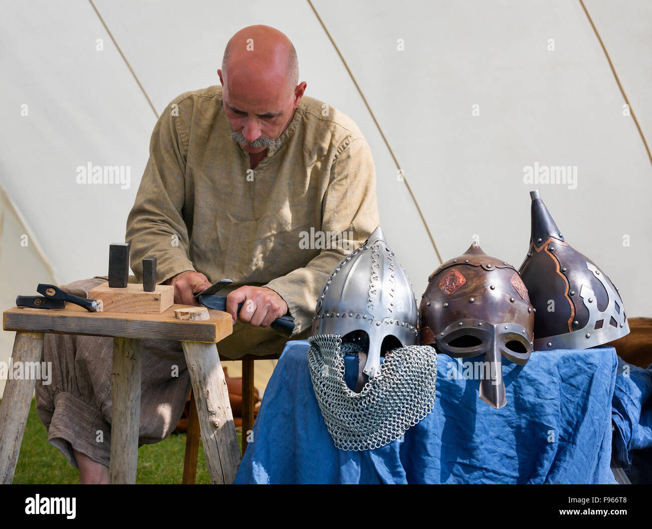 Fabbro rendendo Viking caschi, islandese Festival di Manitoba, Gimli, Manitoba, Canada Foto Stock