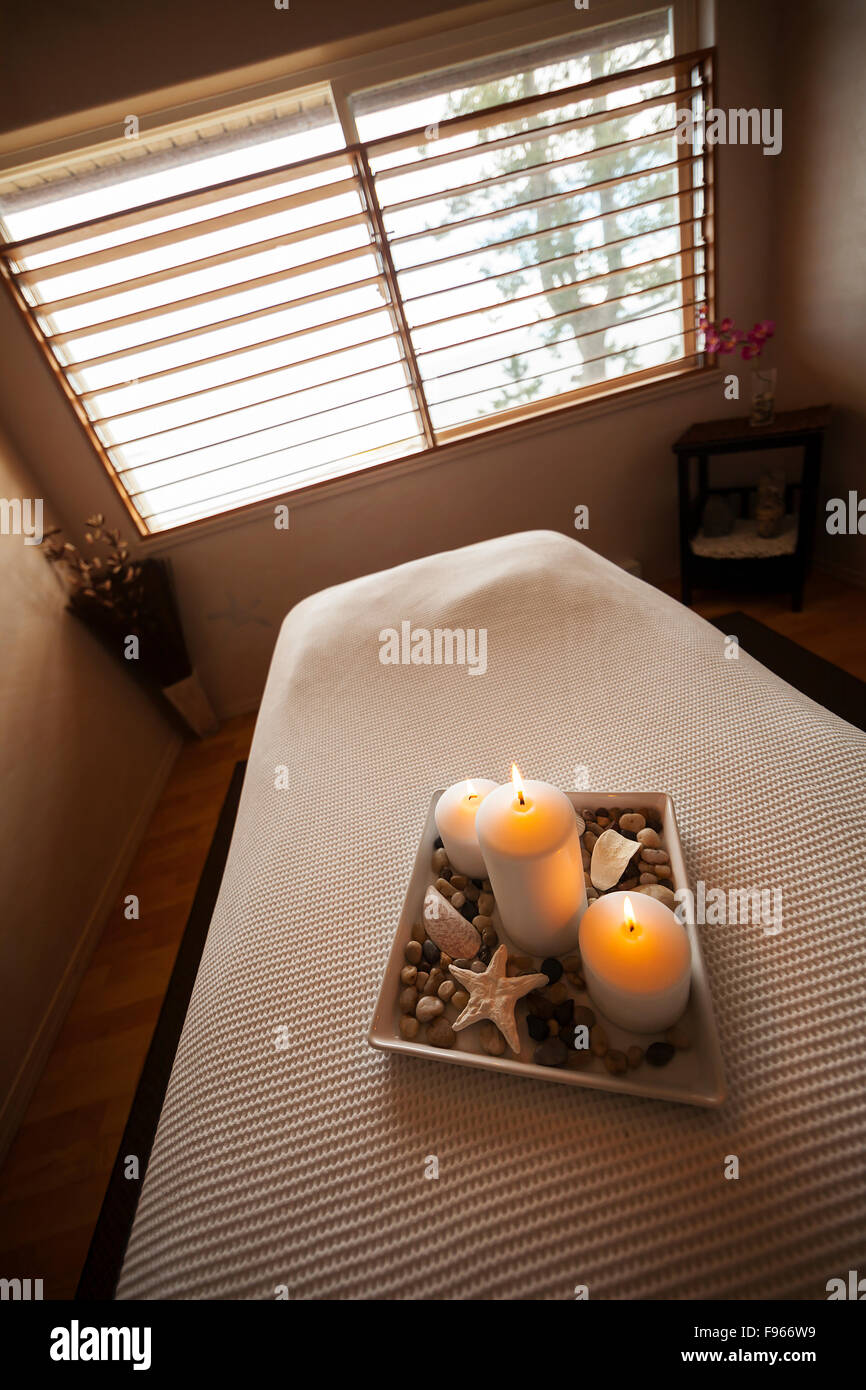Ancora vita immagine dell'interno della sala di trattamento in corrispondenza di uno dei Comox Valley popolare destinazione spa. Courtenay, Il Comox Foto Stock