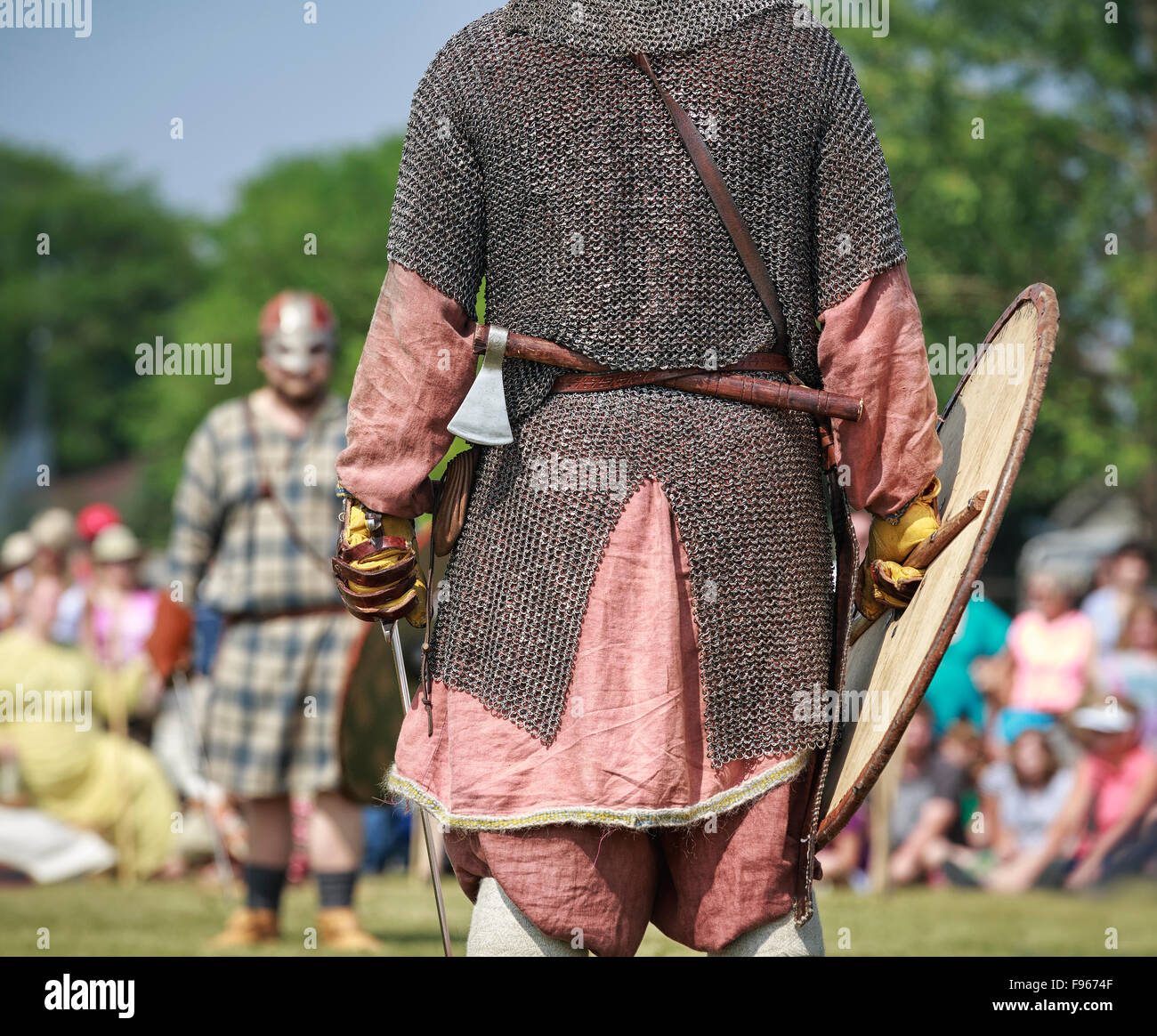 Viking guerrieri in battaglia rievocazione storica presso il Festival islandese di Manitoba, Gimli, Manitoba, Canada Foto Stock