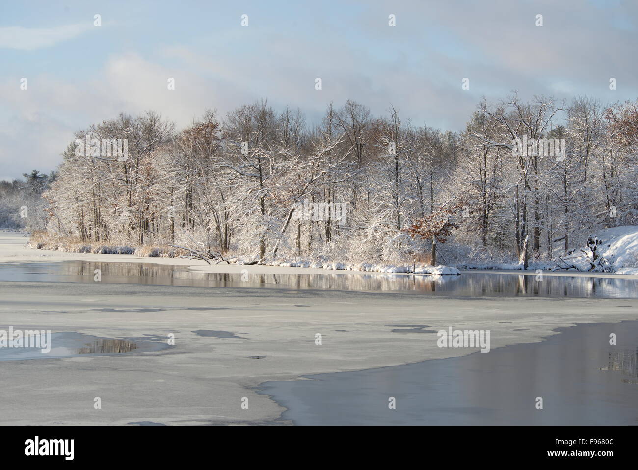 Ghiaccio sul fiume Severn, Muskoka, Ontario, Canada Foto Stock