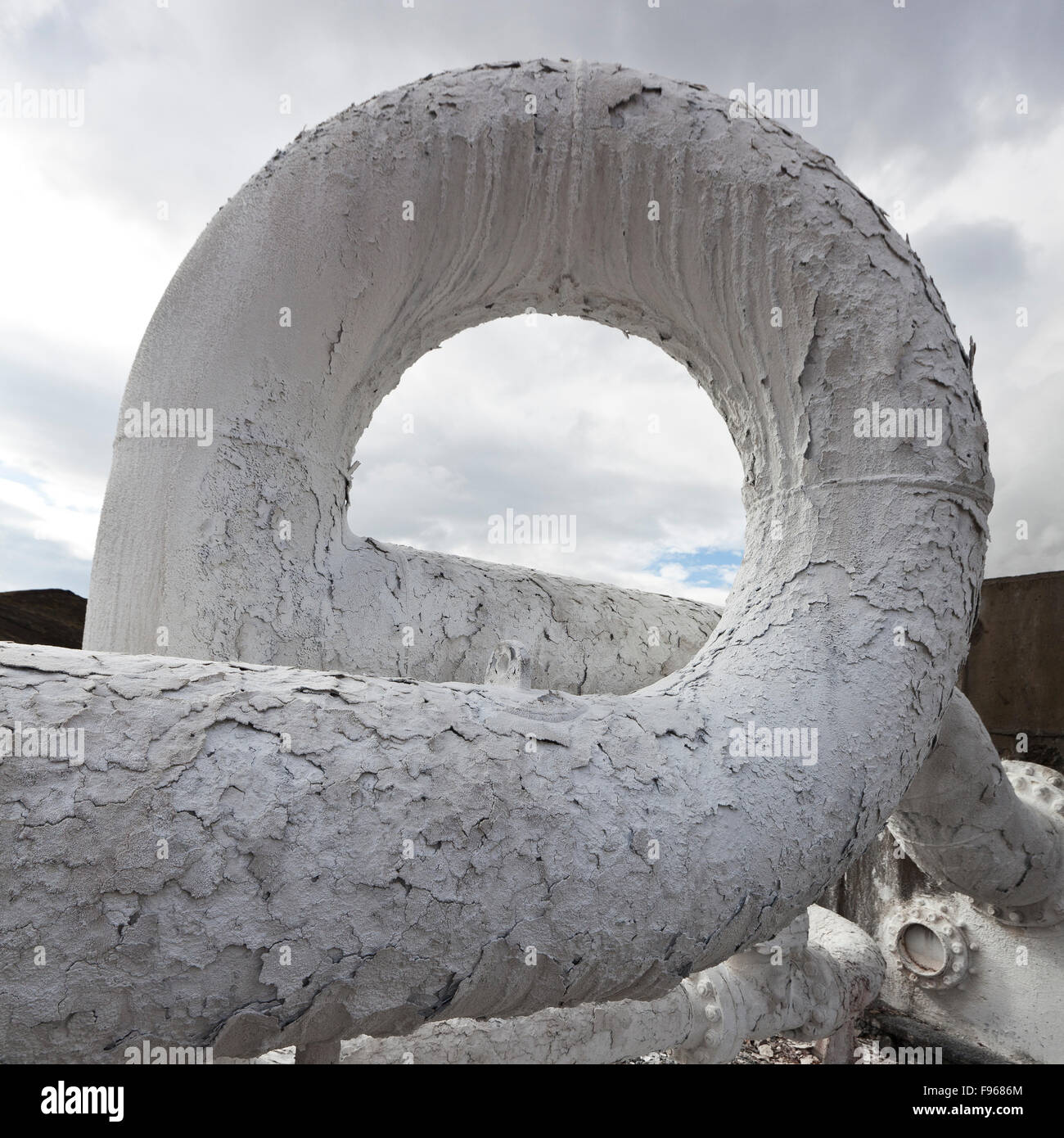 Il decadimento industriale e silice su tubi a Bjarnarflag Impianto geotermico, Islanda Foto Stock