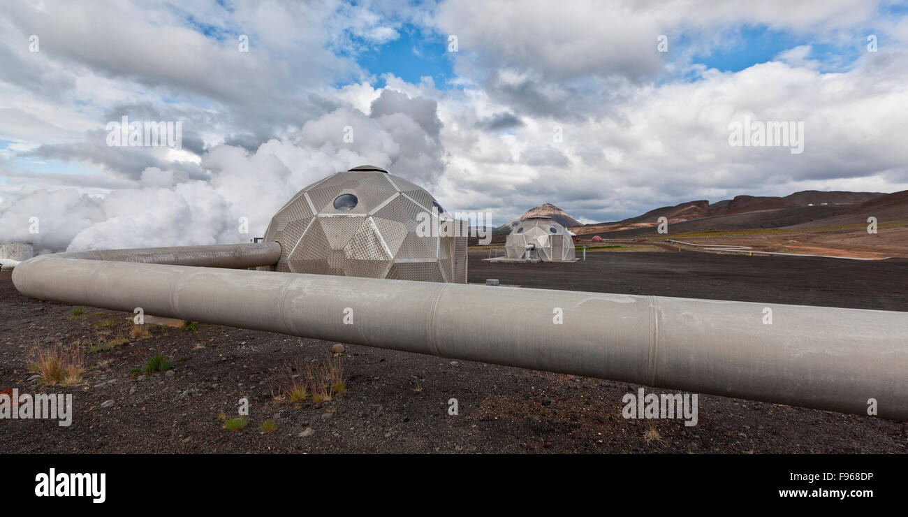 Tubazioni e fori di trivellazione a Bjarnarflag Impianto geotermico, Islanda Foto Stock