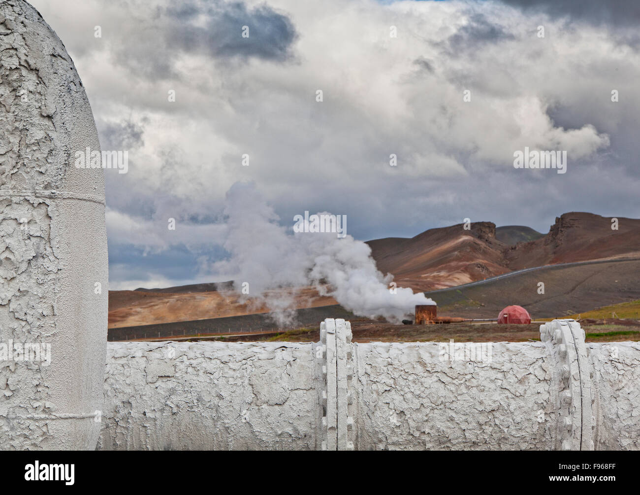 Il decadimento industriale e silice su tubi a Bjarnarflag Impianto geotermico, Islanda Foto Stock