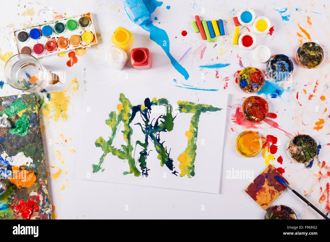 Arte creativa concetto con vernici colorate su carta bianca Foto Stock