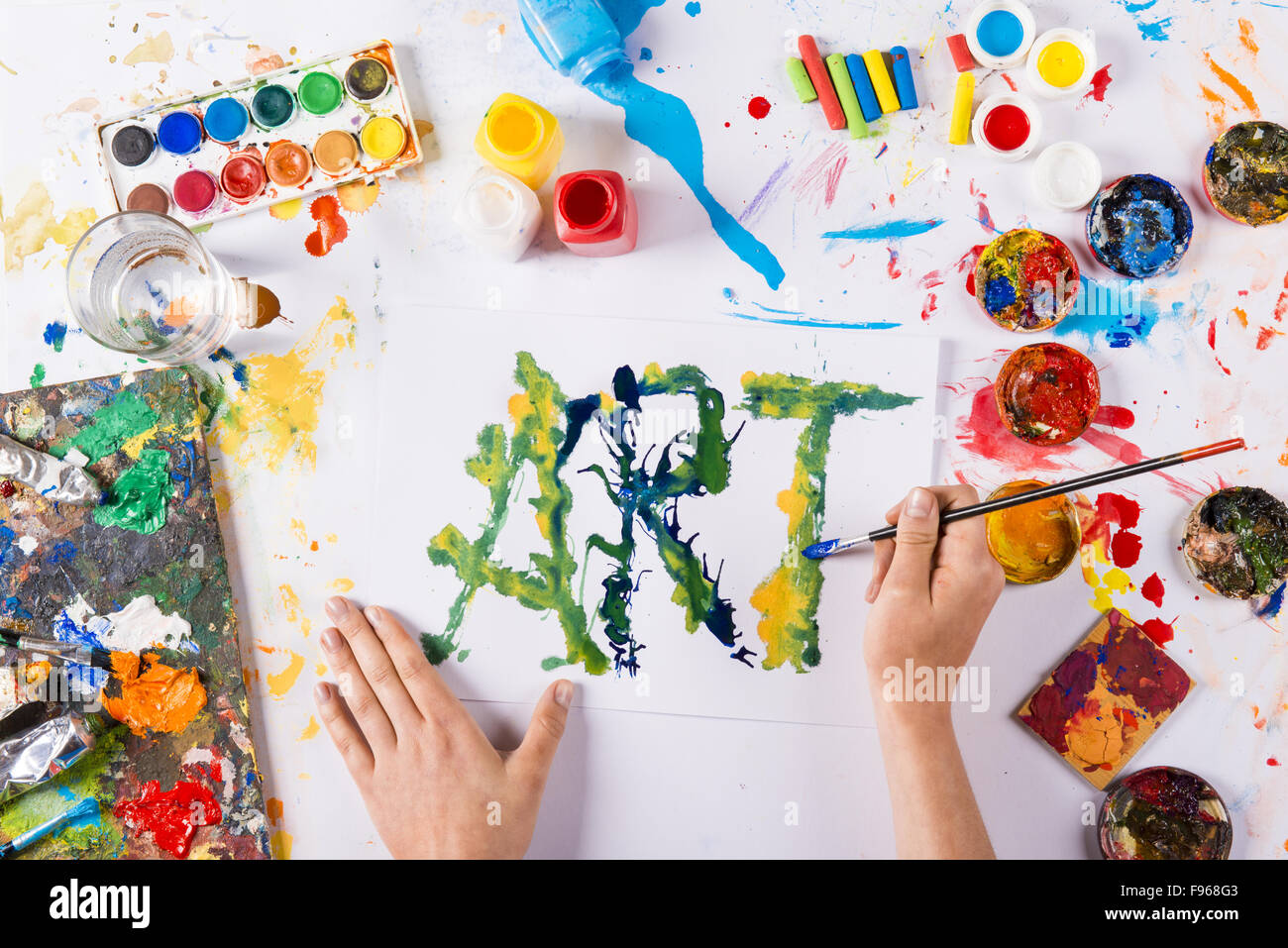 Arte creativa concetto con vernici colorate su carta bianca Foto Stock