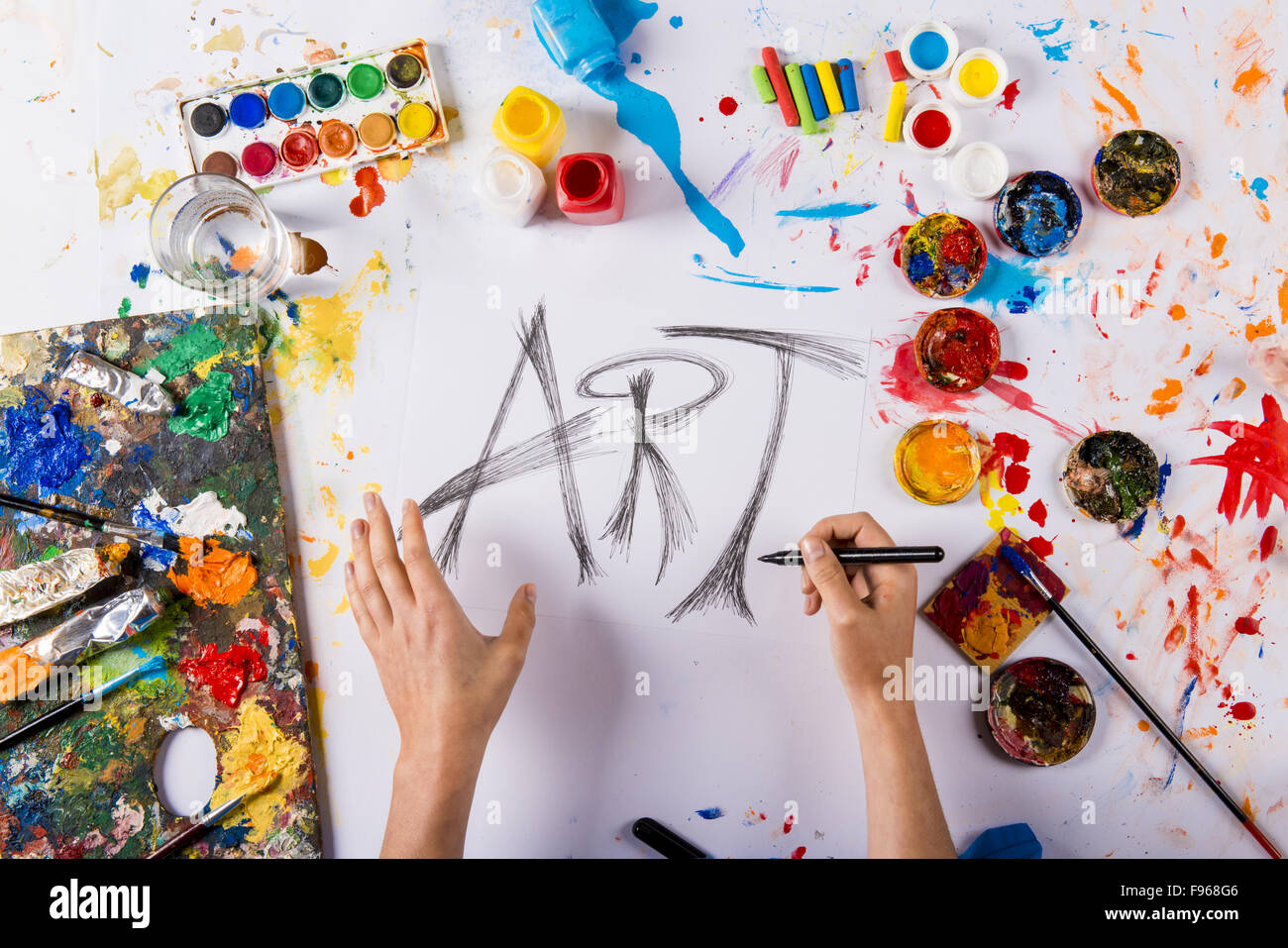 Arte creativa concetto con vernici colorate su carta bianca Foto Stock
