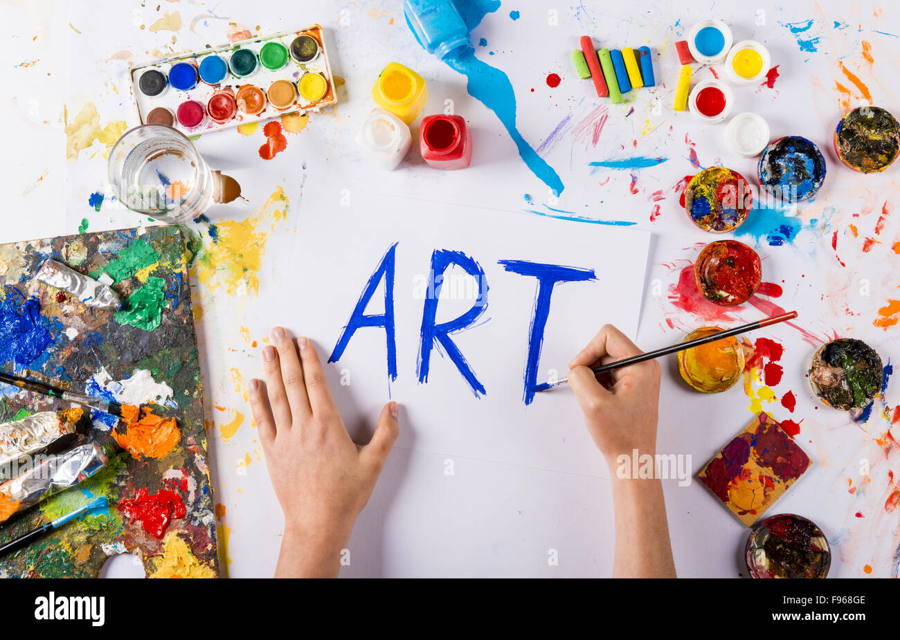 Arte creativa concetto con vernici colorate su carta bianca Foto Stock