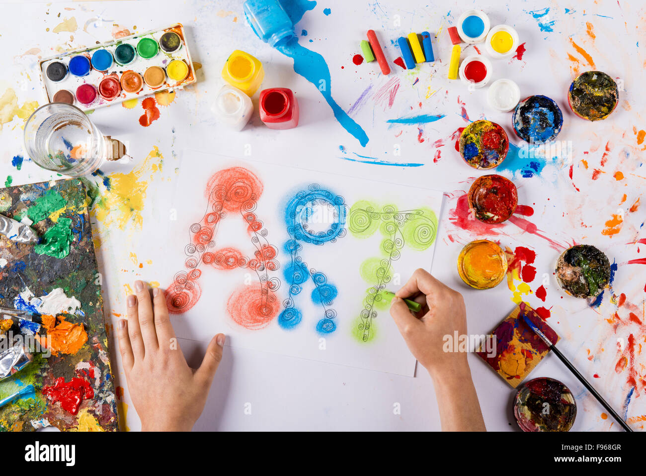 Arte creativa concetto con vernici colorate su carta bianca Foto Stock