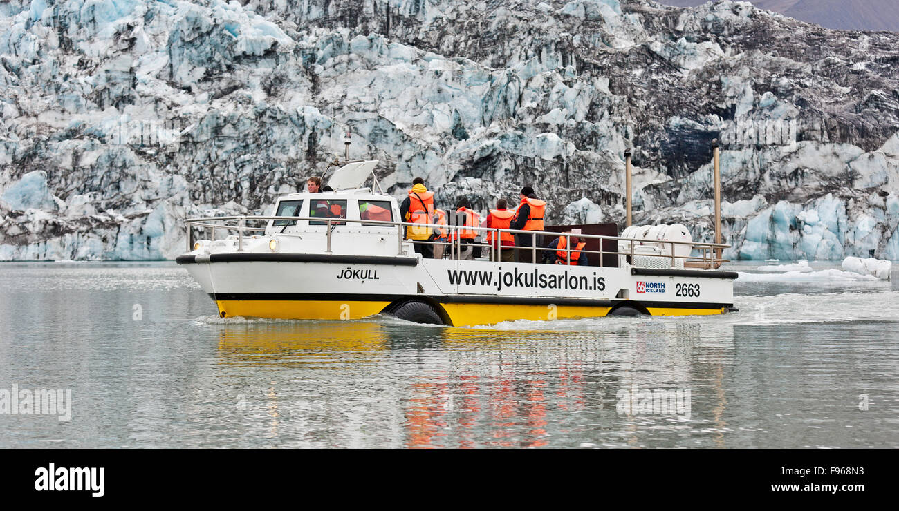 Barca anfibio con turisti, Jokulsarlon laguna glaciale Breidamerkurjokull, ghiacciaio Vatnajokull tappo di ghiaccio. L'Islanda Foto Stock