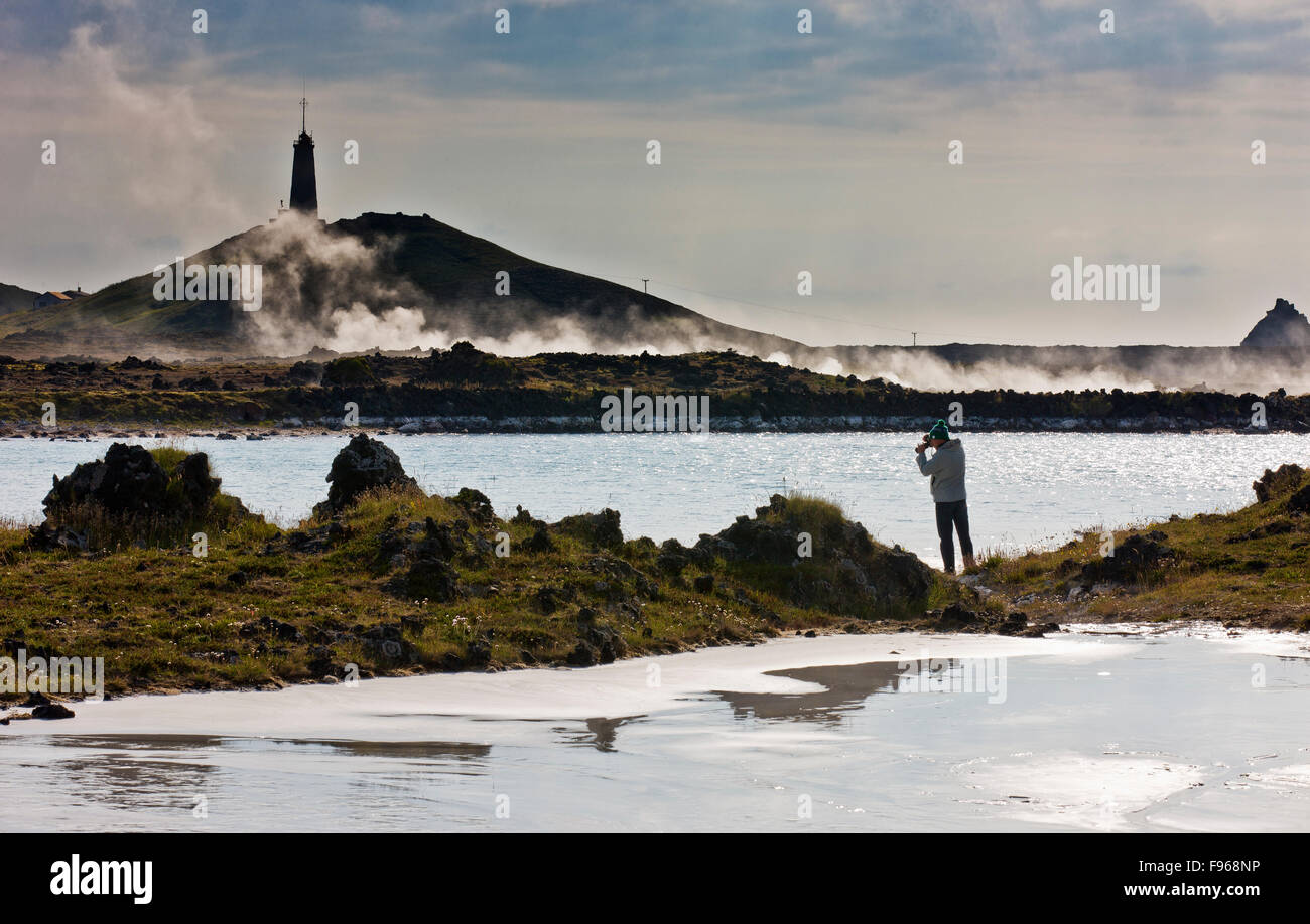 Reykjanesviti faro - area geotermale, lava, MOSS e depositi di silice, Gunnuhver primavera calda, penisola di Reykjanes, Islanda Foto Stock
