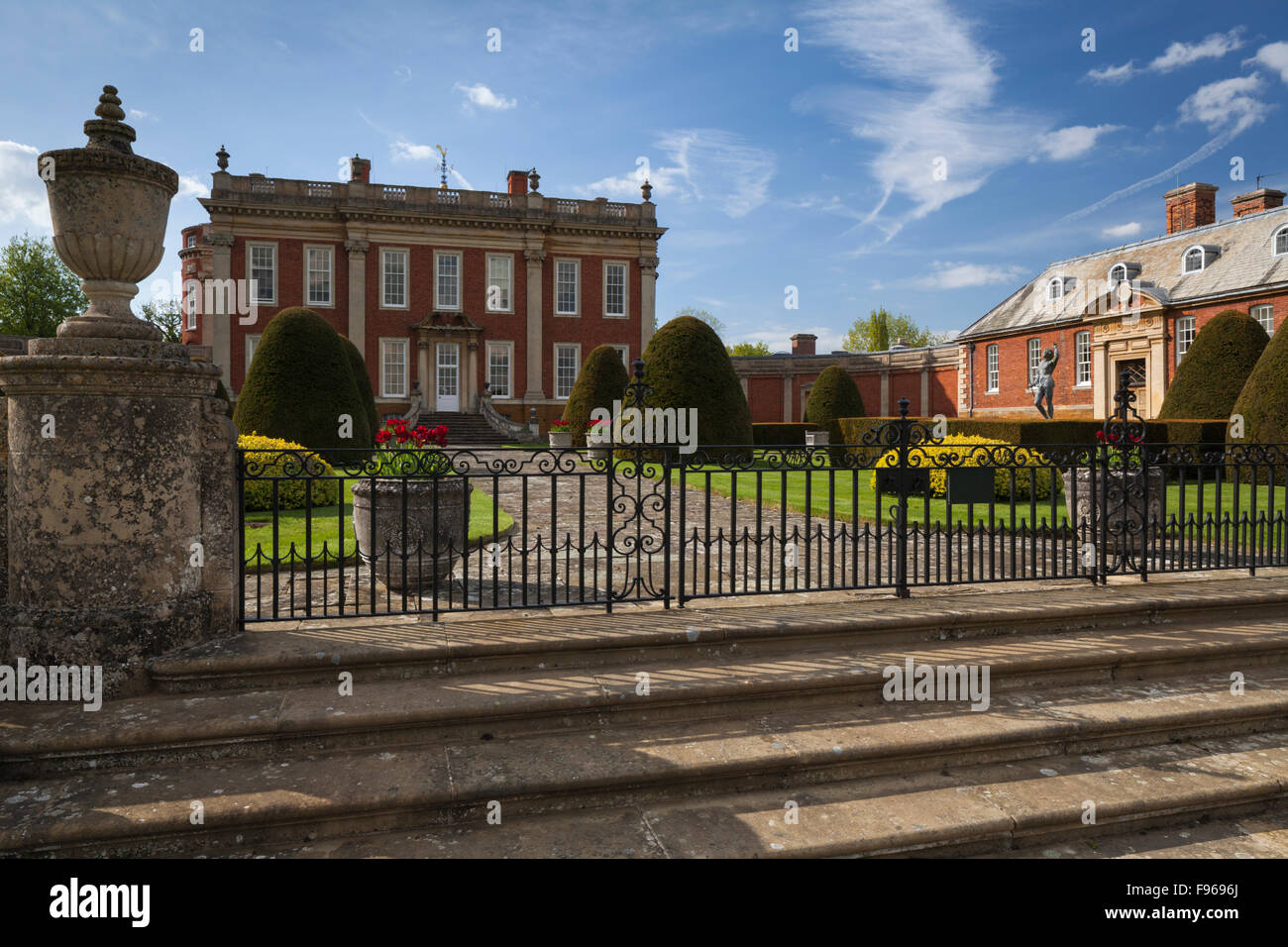 Le fasi che portano al piazzale antistante giardino di Cottesbrooke Hall progettato da Sir Geoffrey Jellicoe, Northamptonshire, Inghilterra Foto Stock