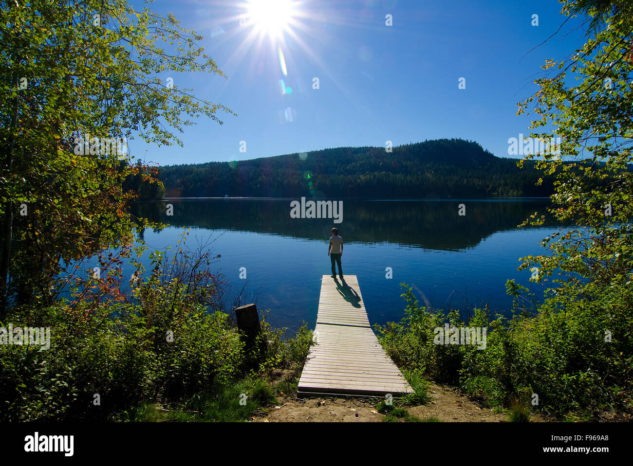 Tourist impregna all' inizio dell' autunno sun a Gardom Lago, Vicino Salmon Arm nella regione di Shuswap della British Columbia, Canada. Foto Stock