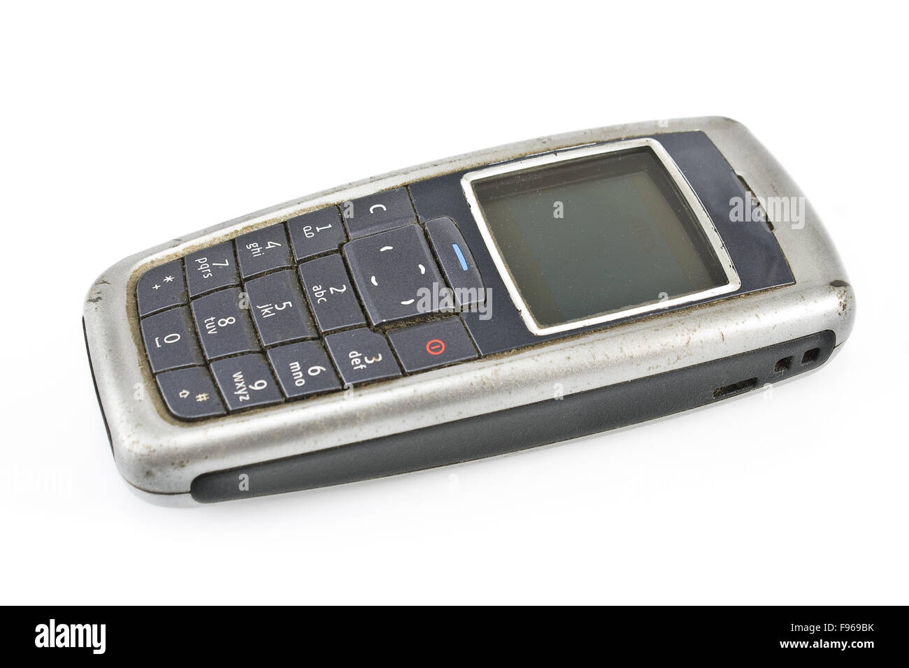 Polveroso vecchio telefono cellulare isolato su bianco Foto Stock