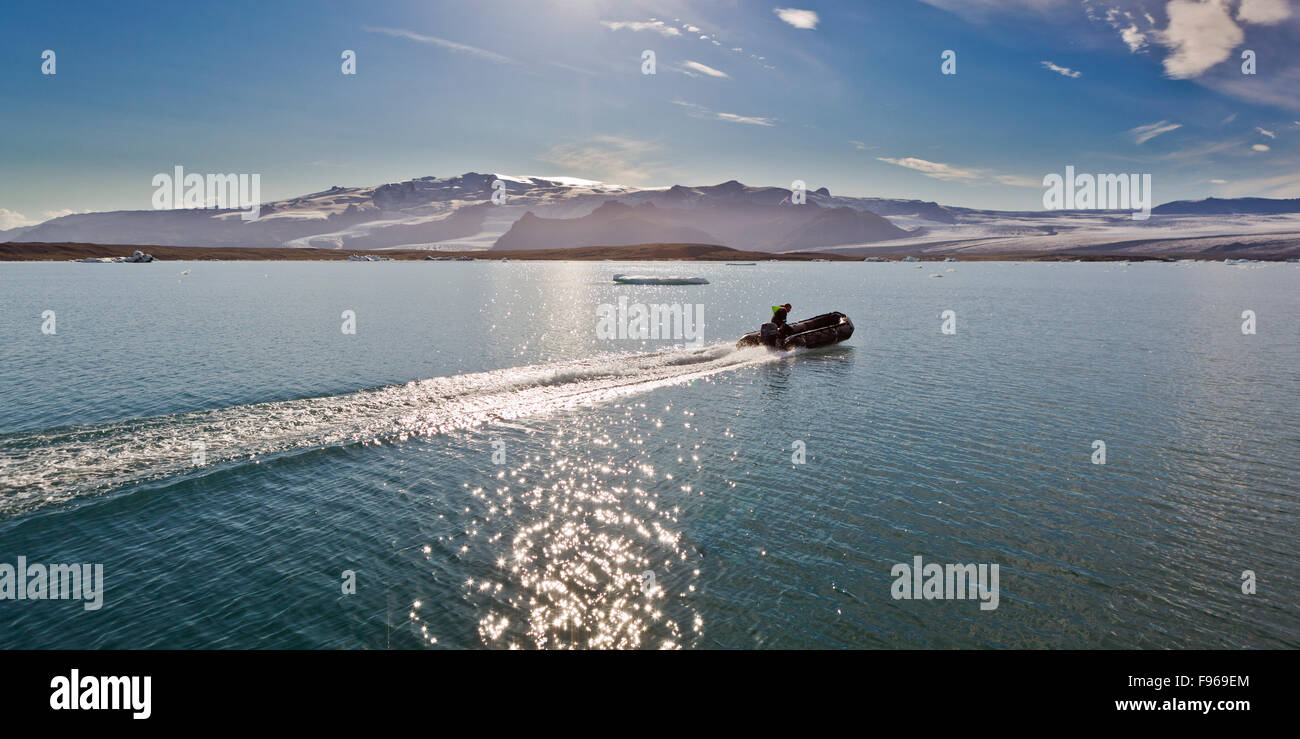 Barca Zodiac, Jokulsarlon laguna glaciale Breidamerkurjokull, ghiacciaio Vatnajokull tappo di ghiaccio. L'Islanda Foto Stock