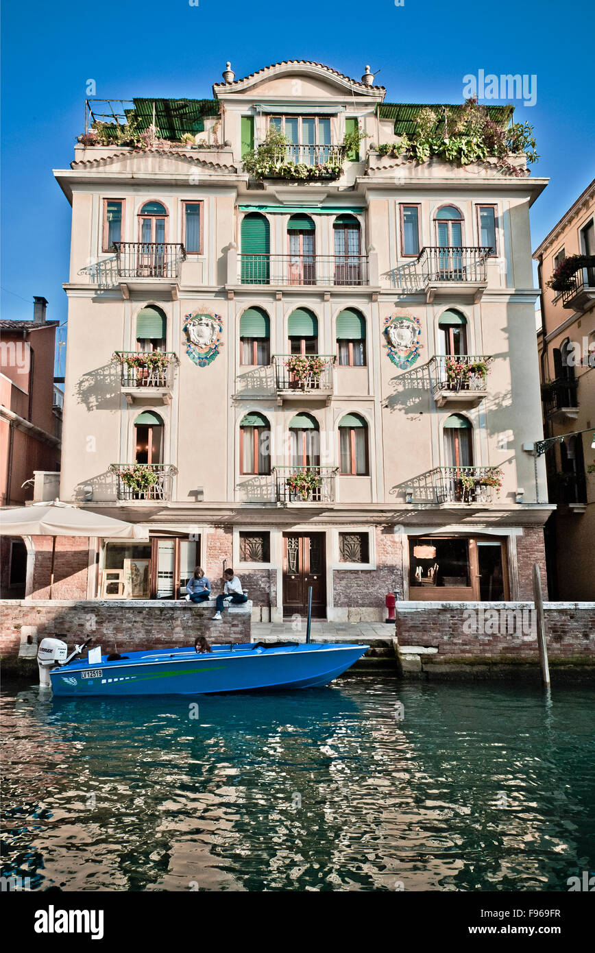 Facciata di un hotel che si affaccia su un canale di Venezia Foto Stock