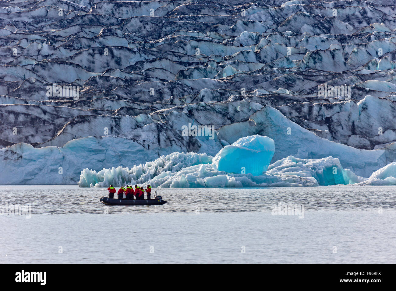 Zodiac barca con i turisti, Jokulsarlon laguna glaciale Breidamerkurjokull, ghiacciaio Vatnajokull tappo di ghiaccio. L'Islanda Foto Stock