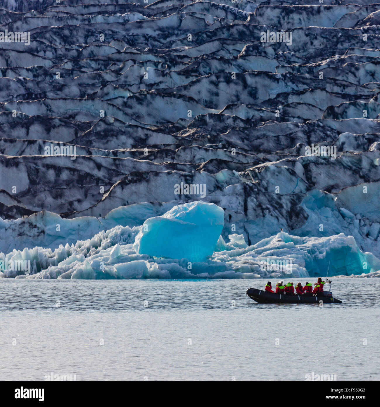 Zodiac barca con i turisti, Jokulsarlon laguna glaciale Breidamerkurjokull, ghiacciaio Vatnajokull tappo di ghiaccio. L'Islanda Foto Stock
