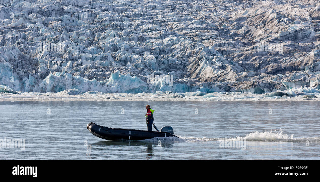 Barca Zodiac, Jokulsarlon laguna glaciale Breidamerkurjokull, ghiacciaio Vatnajokull tappo di ghiaccio. L'Islanda Foto Stock