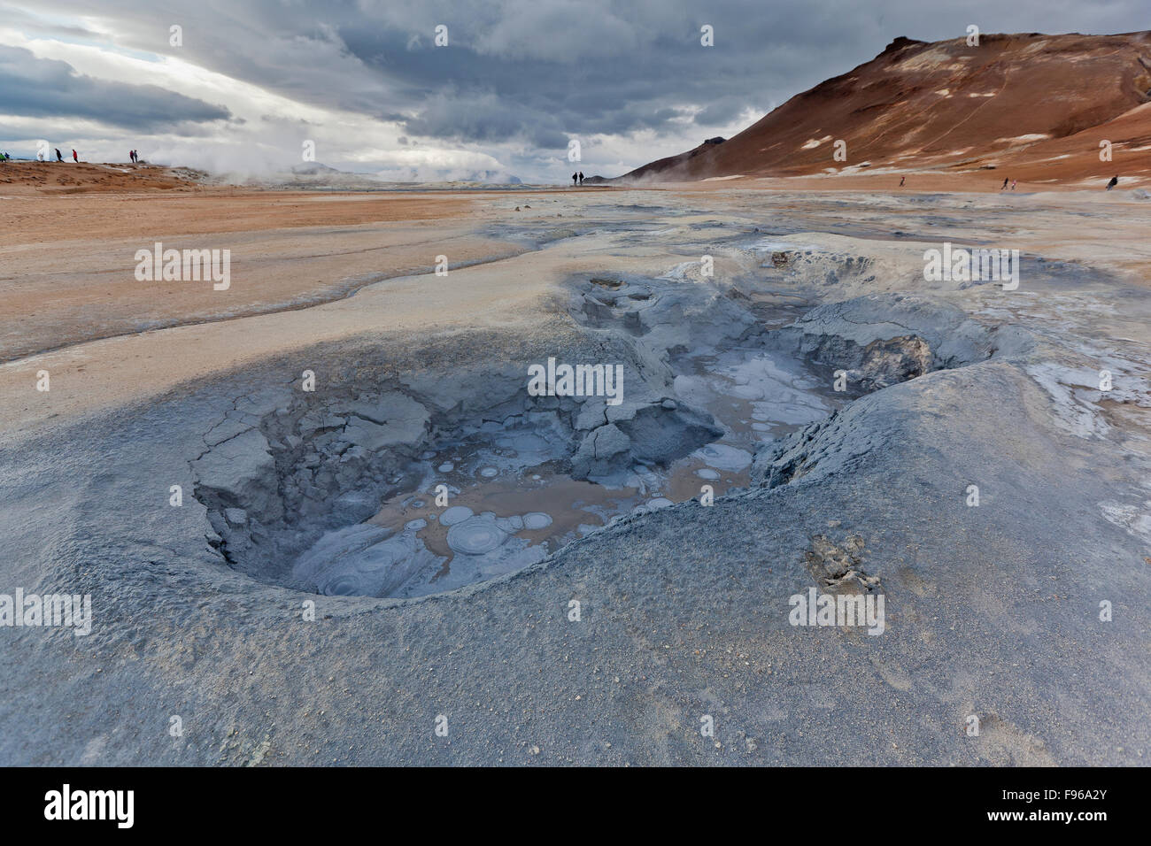 Sorgenti calde geotermali, Hverarond, Namaskard, Islanda. La zona è caratterizzata da fango bollente-torbiere e solfatare. Foto Stock