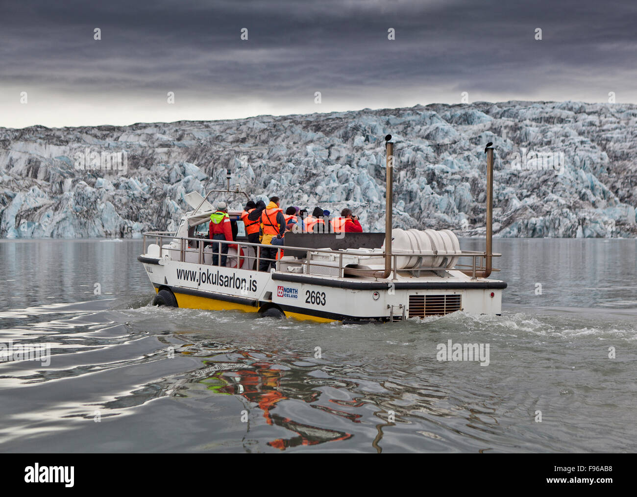 Barca anfibio con turisti, Jokulsarlon laguna glaciale Breidamerkurjokull, ghiacciaio Vatnajokull tappo di ghiaccio. L'Islanda Foto Stock