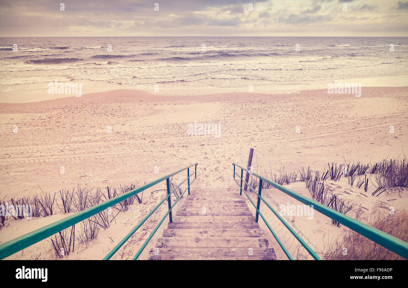 Vintage tonica scale di legno su una spiaggia. Foto Stock