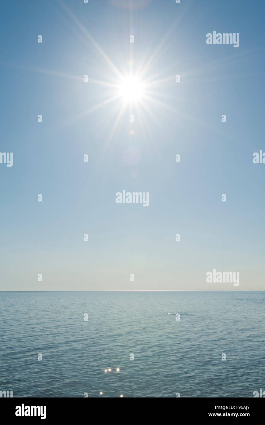 Una molla sole batte sulle fredde acque del Sud Georgian Bay nei pressi delle Blue Mountains, Meaford, Ontario, Canada Foto Stock