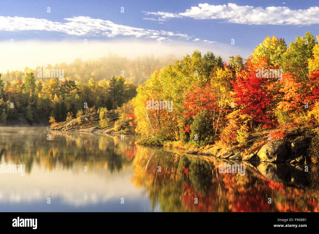 Autunno riflessioni e alta nebbia banca, Simon Lago, Naughton, Ontario, Canada Foto Stock