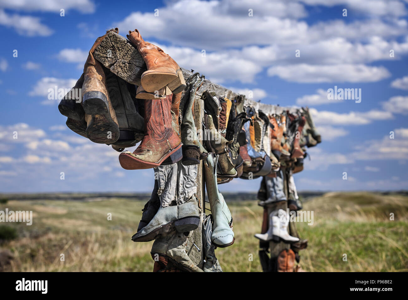 Vecchio stivali da cowboy di appendere in memoria di John Booth, grande Sandhills, vicino scettro, Saskatchewan, Canada Foto Stock