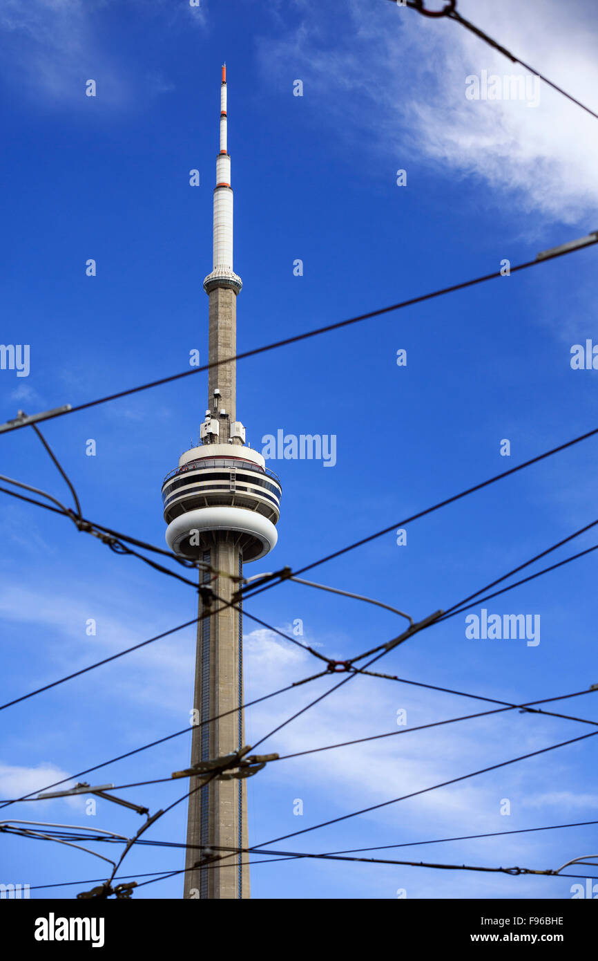 CN Tower vista attraverso il tram cavi, Toronto, Ontario, Canada Foto Stock