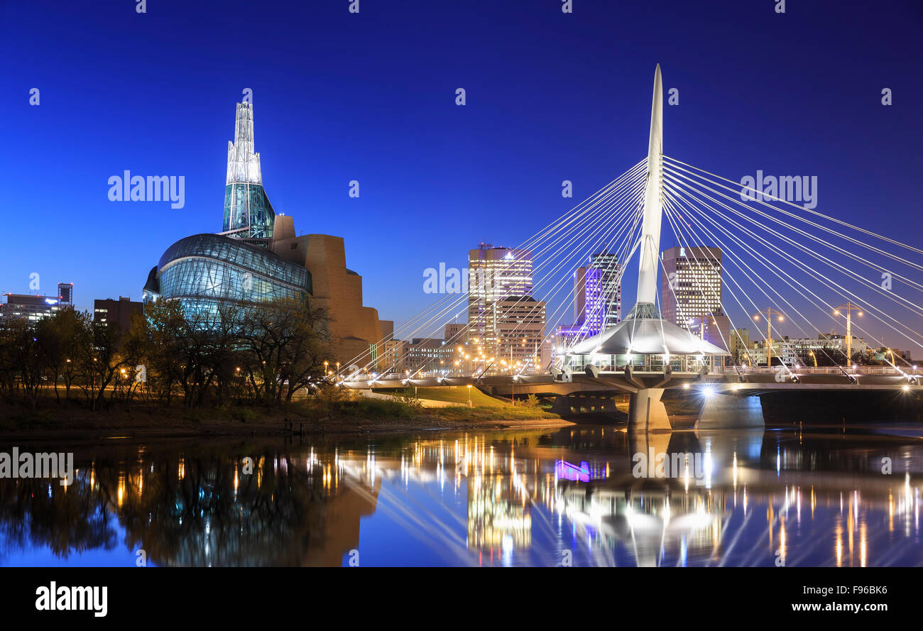 Winnipeg skyline notturno con museo canadese per i Diritti Umani e la Esplanade Riel Bridge, Winnipeg, Manitoba, Canada Foto Stock