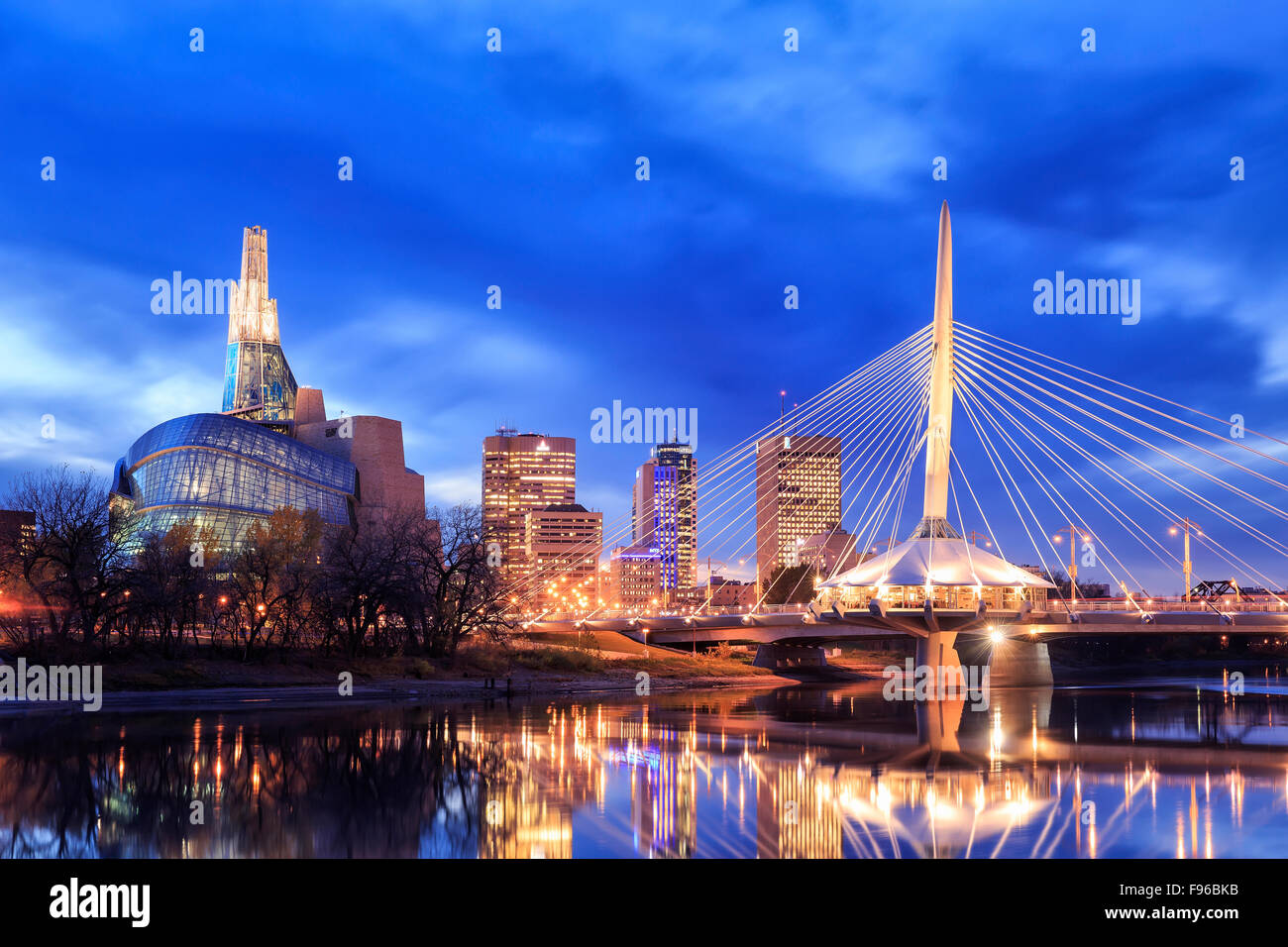 Winnipeg skyline notturno con museo canadese per i Diritti Umani e la Esplanade Riel Bridge, Winnipeg, Manitoba, Canada Foto Stock