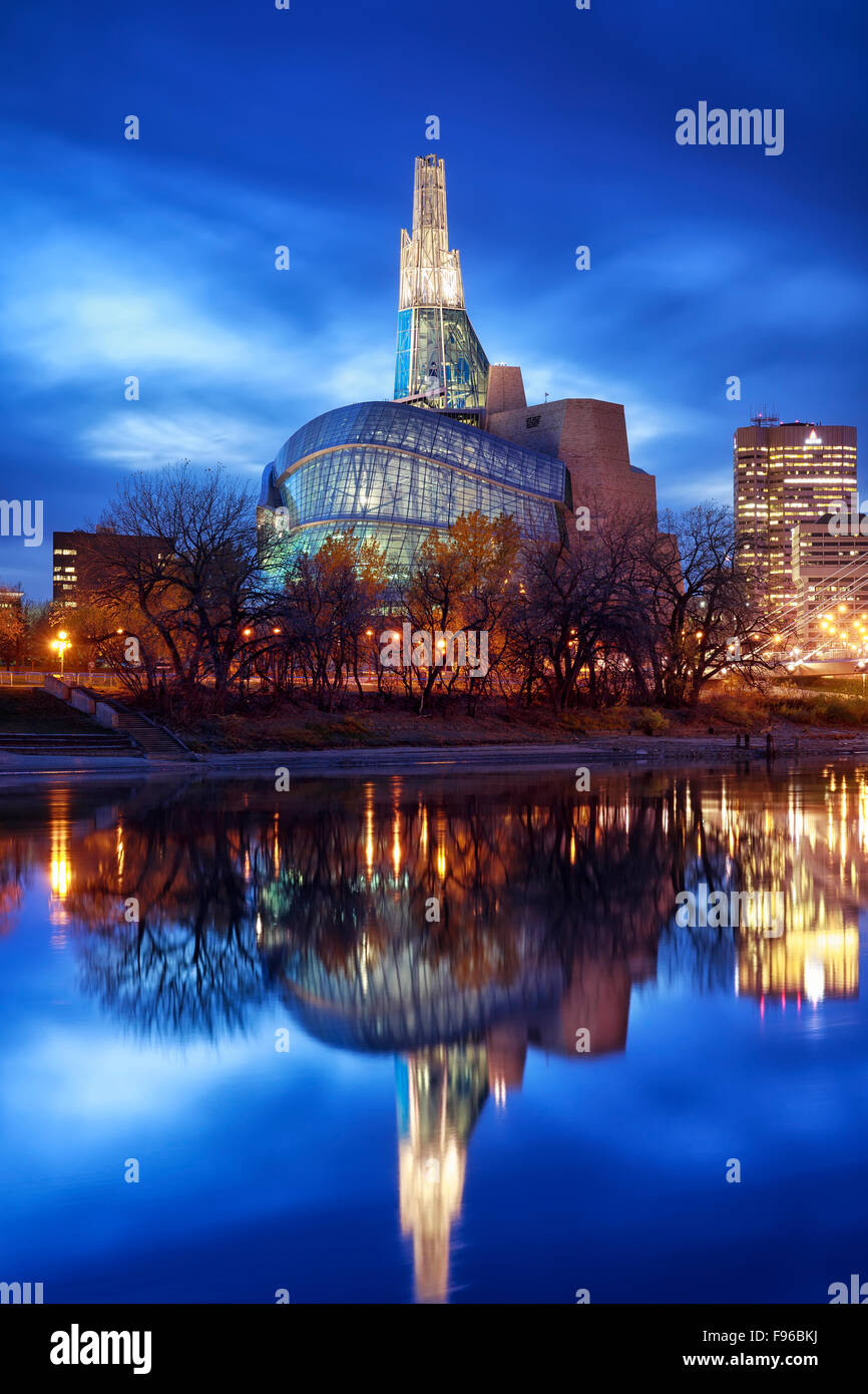 Museo canadese per i diritti umani si riflette nel fiume Rosso di notte, Winnipeg, Manitoba, Canada Foto Stock