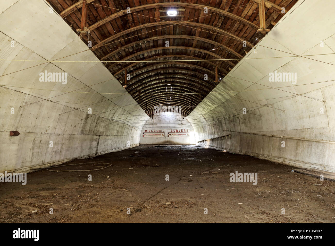 Abbandonato il curling rink, travi esposte, pavimento sporco, southern Saskatchewan, grande castoro, Big Muddy Valley, Saskatchewan Foto Stock