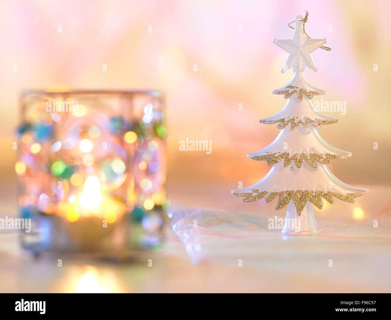 Luce colorata con porta mini albero di natale ornamento Foto Stock