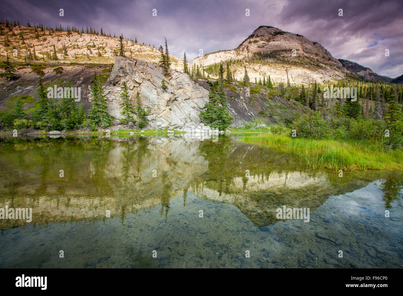 Le montagne si riflette in una delle zone umide lungo la Yellowhead Highway nel Parco Nazionale di Jasper, Alberta, Canada Foto Stock