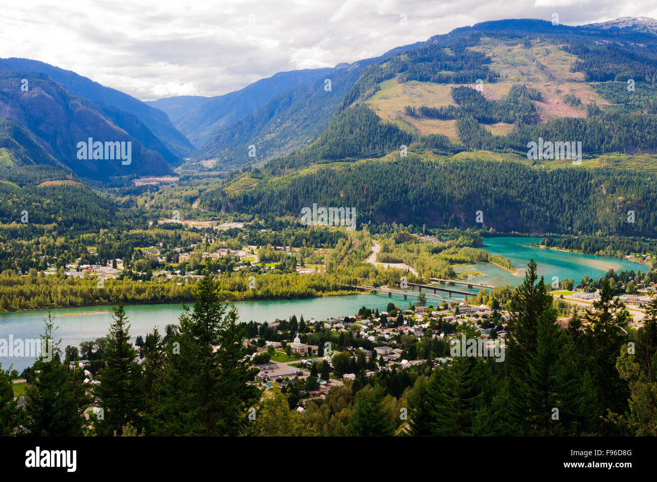 Vedute del fiume Columbia e la città di Revelstoke, British Columbia. Foto Stock