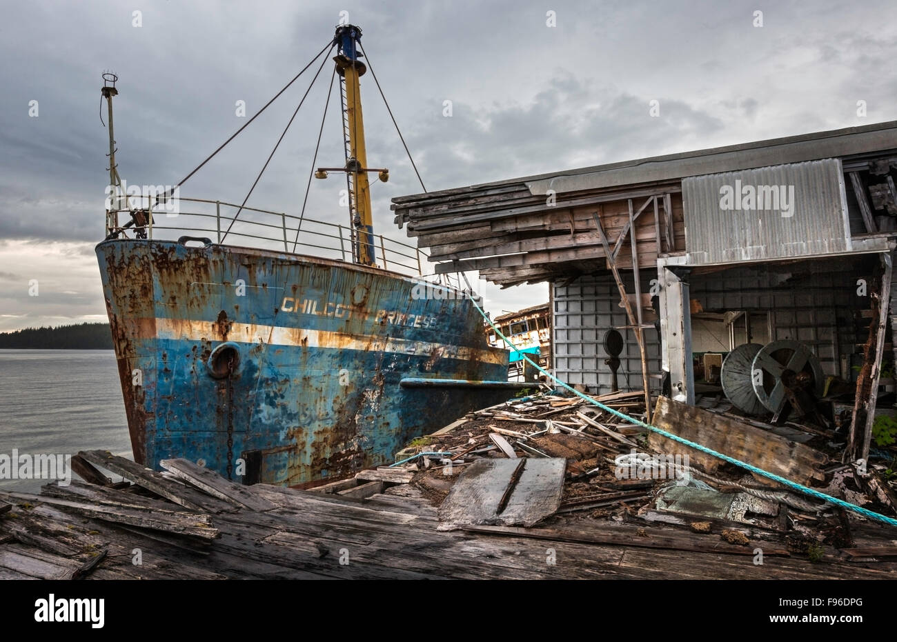 La British Columbia, Canada centrale costa BC, Namu, abandonned cannery, abandonned nave, Foto Stock