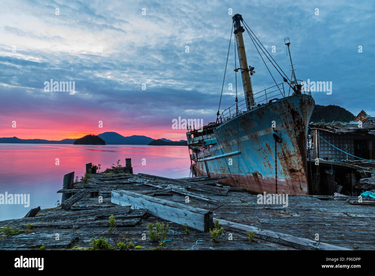 La British Columbia, Canada centrale costa BC, Namu, abandonned cannery, nave abandonned, tramonto, Foto Stock