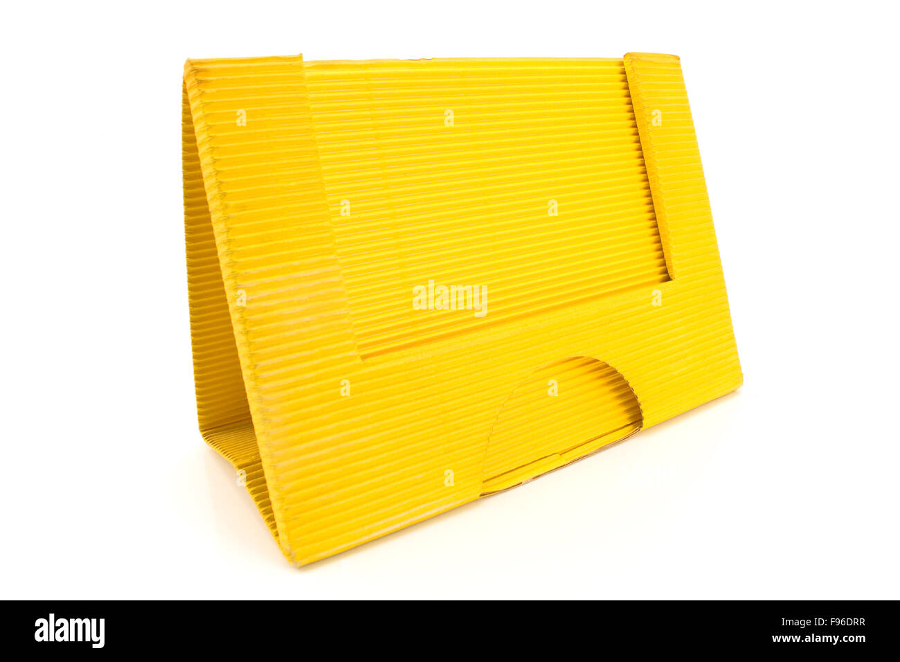 Cartoncino giallo porta carta isolato su bianco Foto Stock
