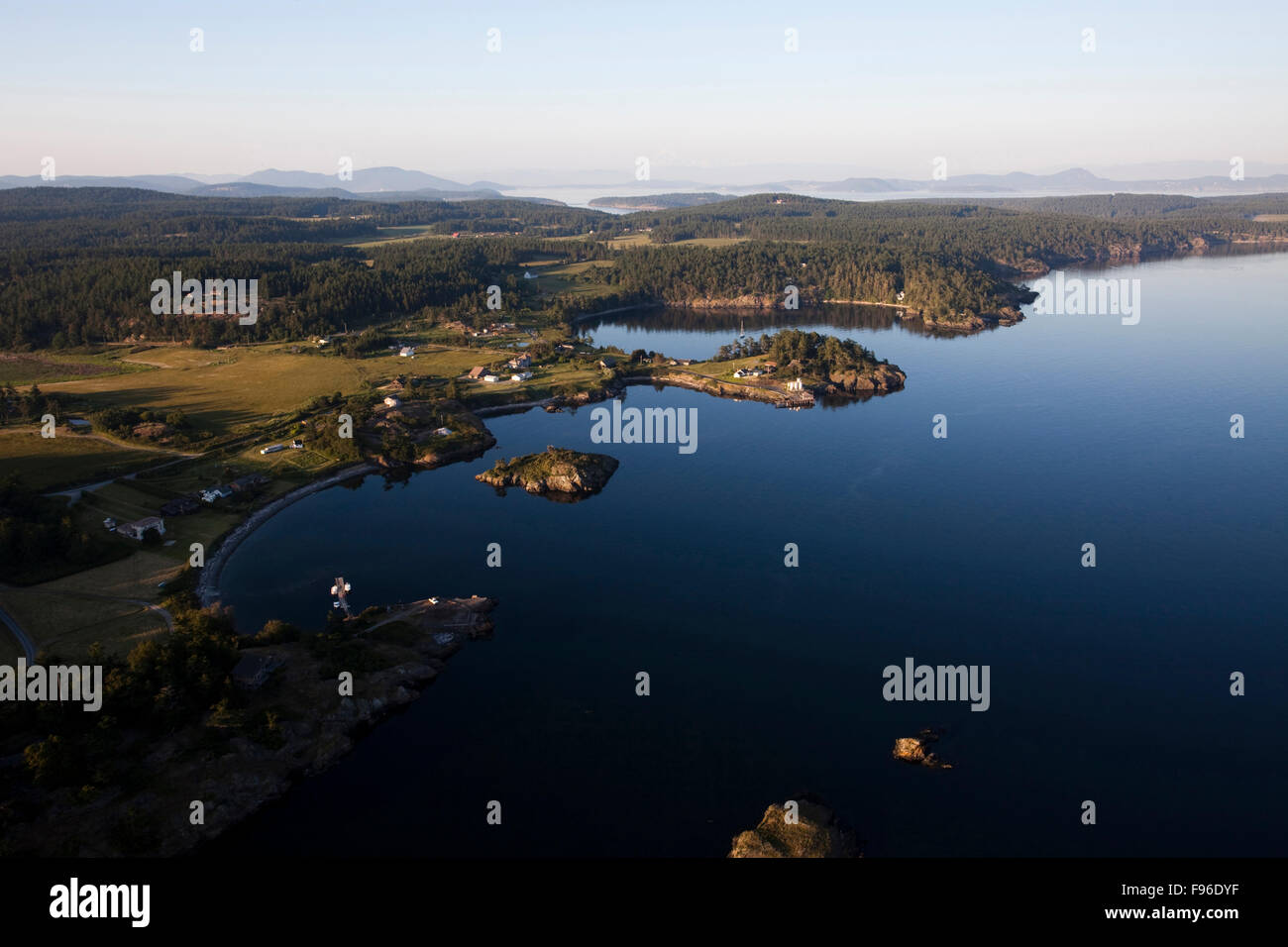 Vedute aeree di molte isole al largo della costa dello Stato di Washington al tramonto. Foto Stock