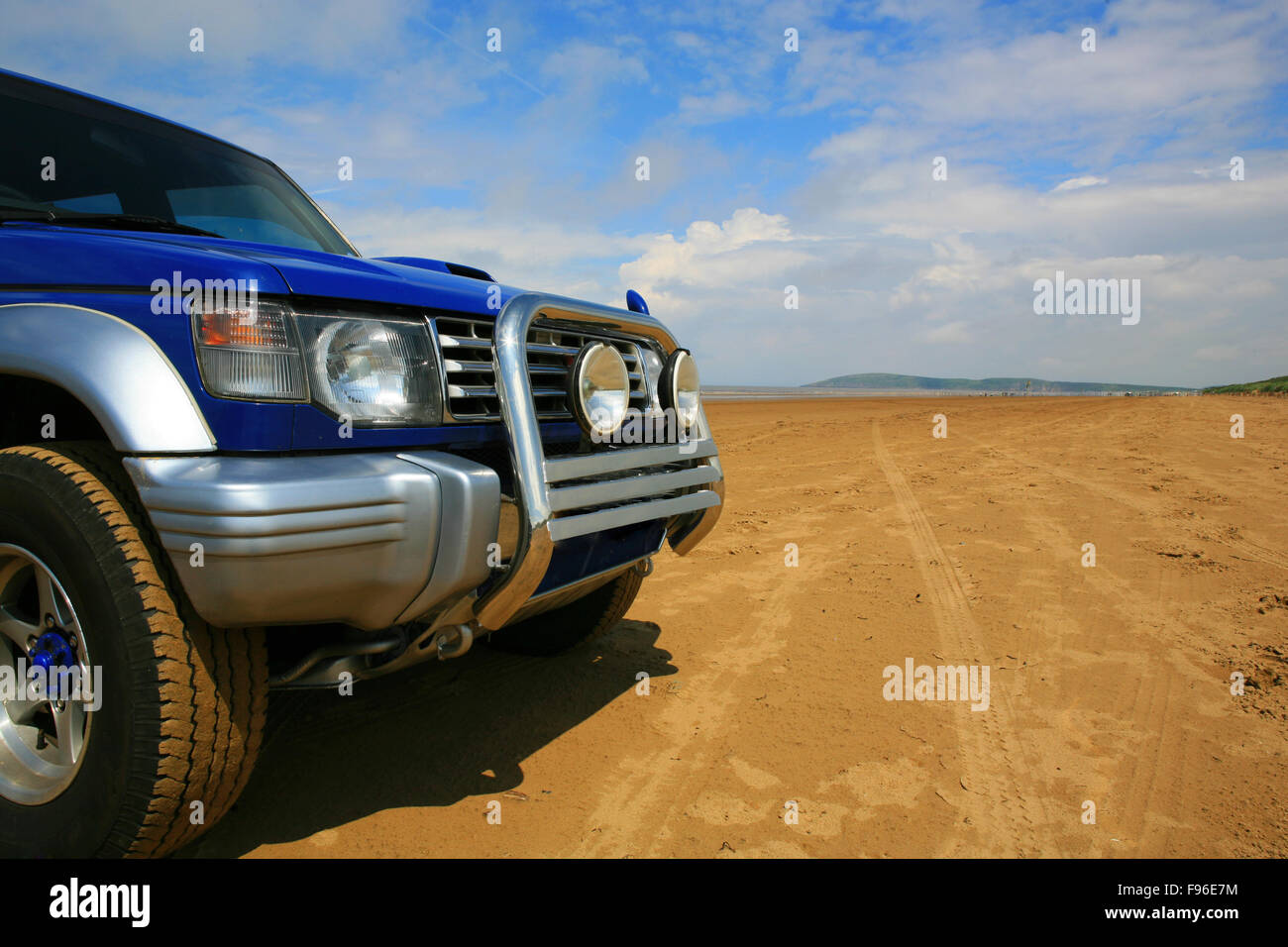 4 x 4 su una spiaggia deserta Foto Stock