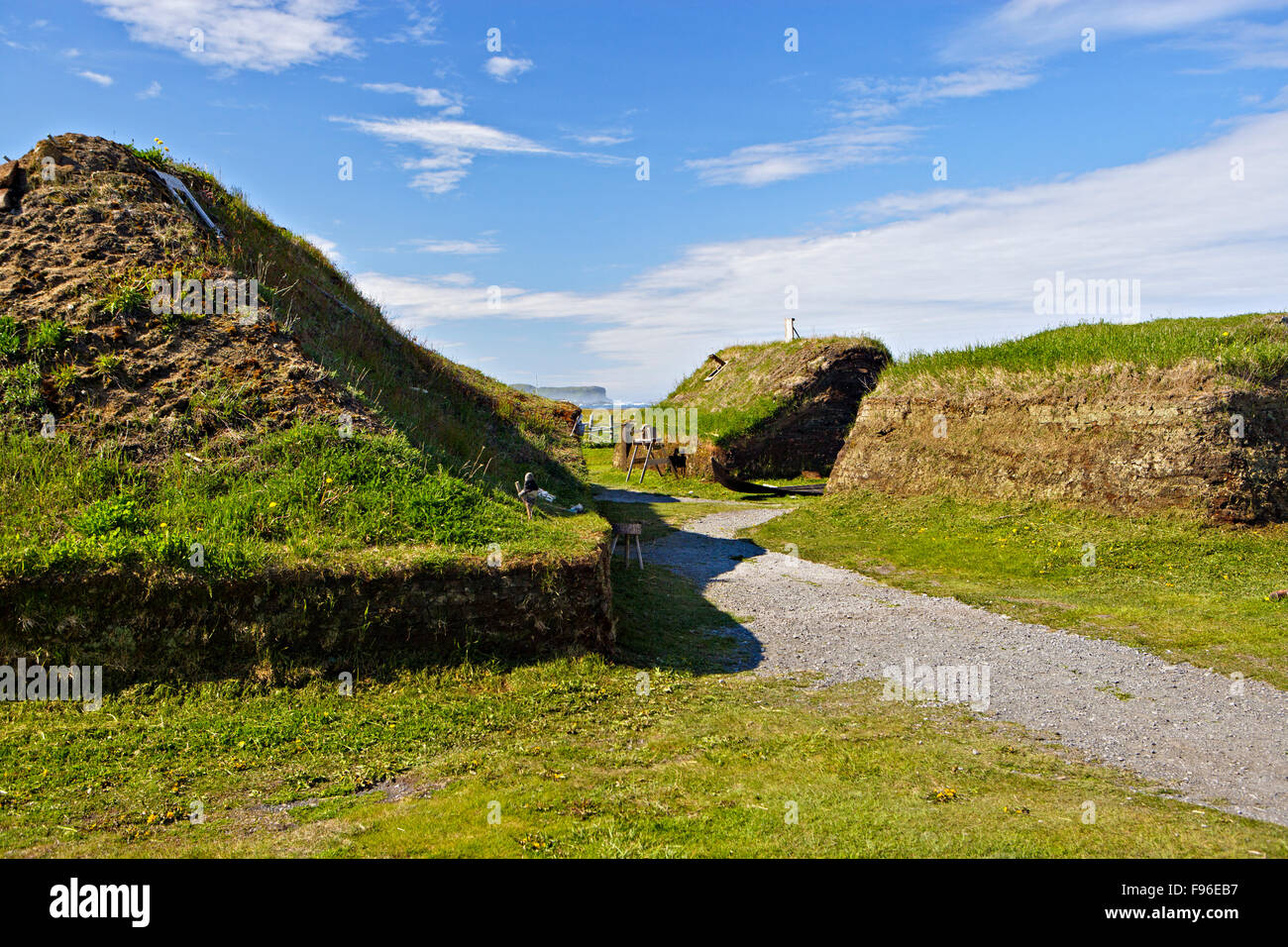 Ricostruito sod capanne presso l'Anse aux Meadows Sito Storico Nazionale del Canada e del Patrimonio Mondiale UNESCO, settentrionale Foto Stock