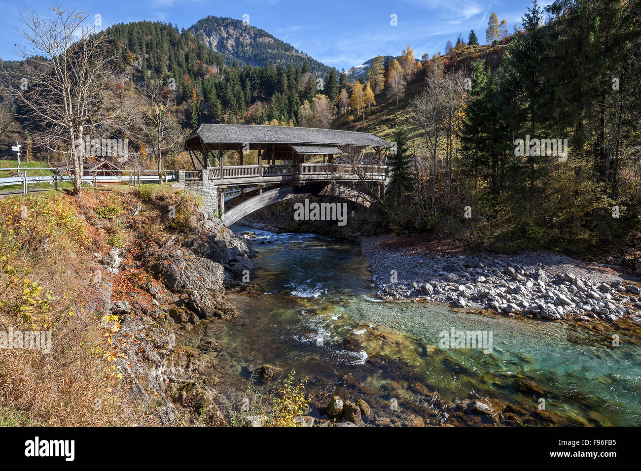 Ponte su Ostrach, autunno, Bruck, Bad Hindelang, Algovia, Baviera, Germania Foto Stock